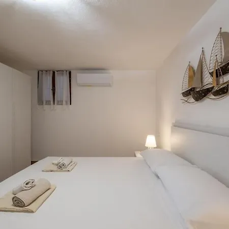 New House 1 Min From Beach